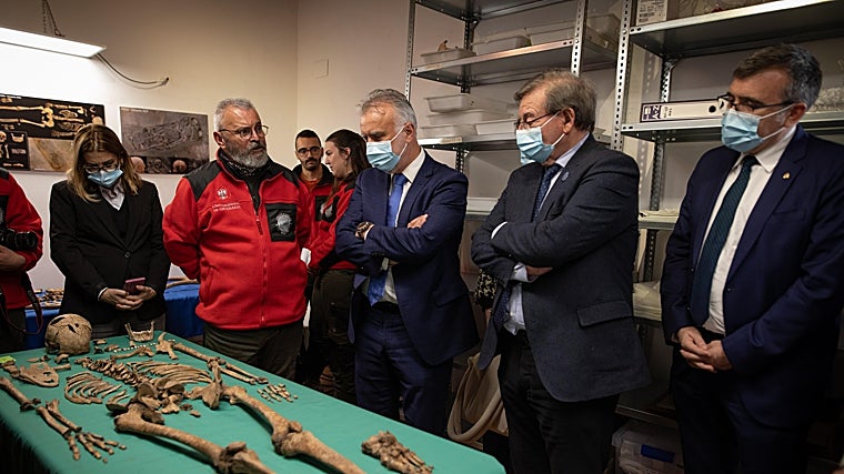 El ministro atiende a las explicaciones de uno de los especialistas de la Universidad de Granada