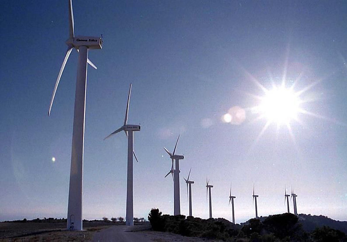 Aerogeneradores en un parque eólico instalado en suelo gallego, en una imagen de archivo