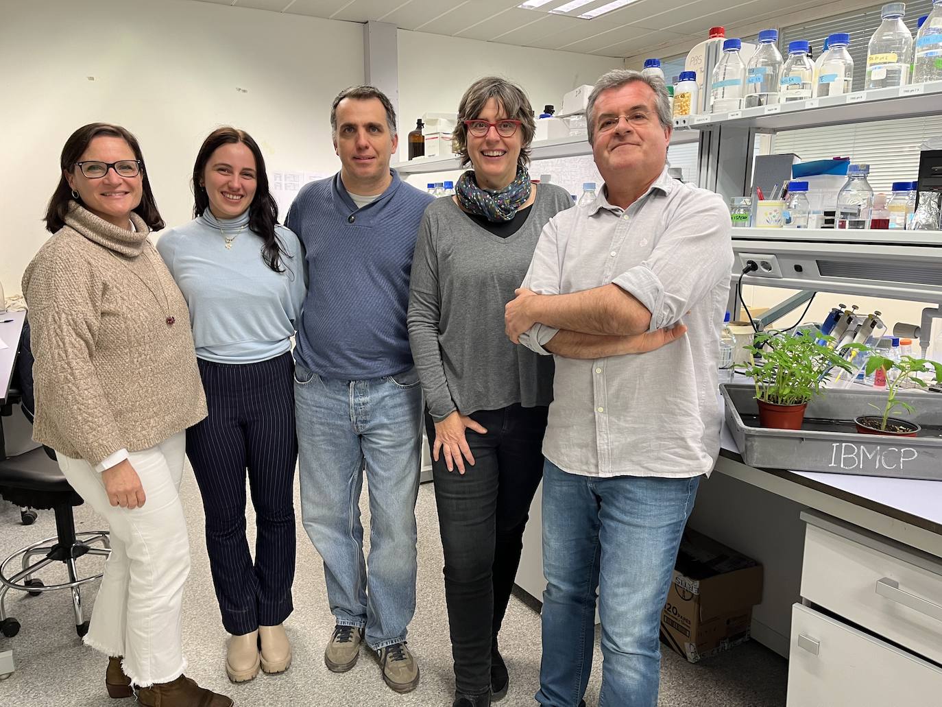 Imagen del equipo del IBMCP que ha descubierto que el HB del tomate protege a los cultivos frente a patologías