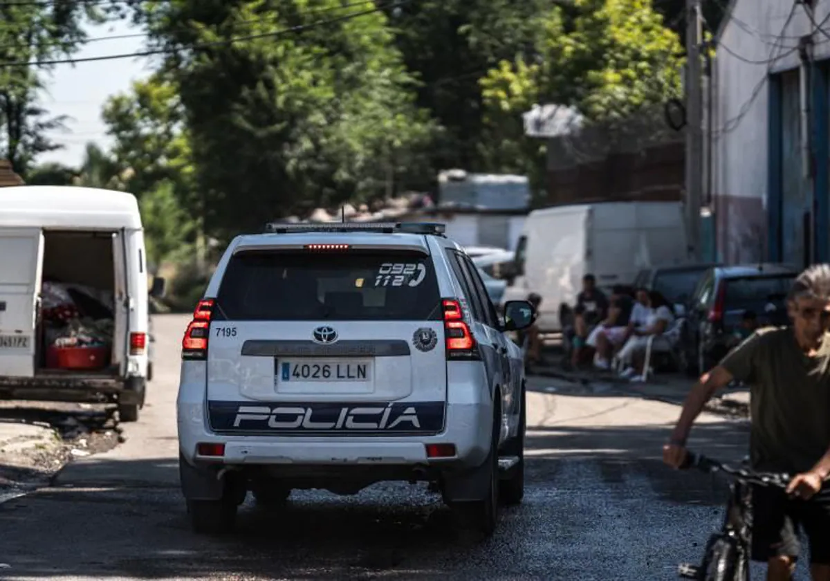 Un vehiculo policial circula por el sector 6 de la Cañada Real Galiana