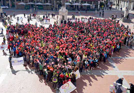Más de 1.400 alumnos de centros de Escuelas Católicas llenan la Plaza Mayor de Valladolid para dar valor a su proyecto educativo común