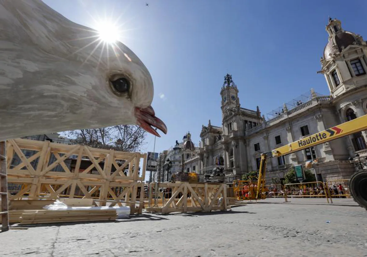 Las primeras figuras llegan a la Falla Municipal de Valencia