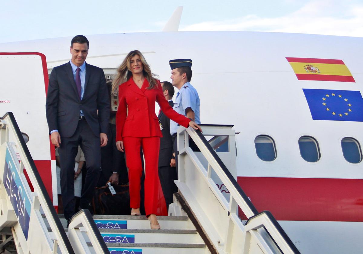 El presidente del Gobierno, Pedro Sánchez, junto a su mujer Begoña Gómez