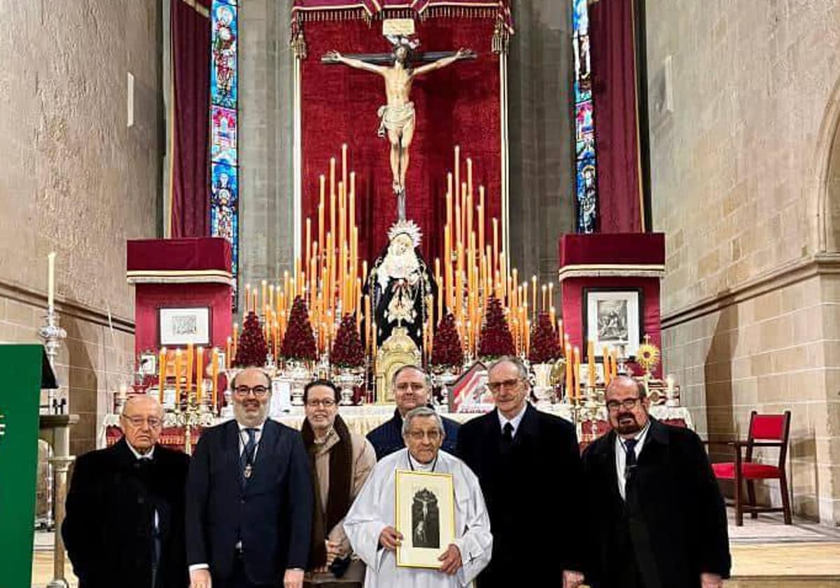 El hermano Luis, en el centro, con cofrades de la hermandad de la Expiración, en imagen de archivo