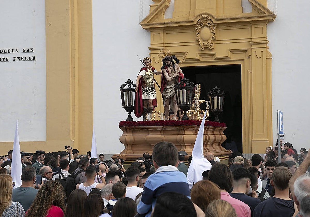El Señor de los Afligidos, a su salida de la iglesia de San Vicente Ferrer