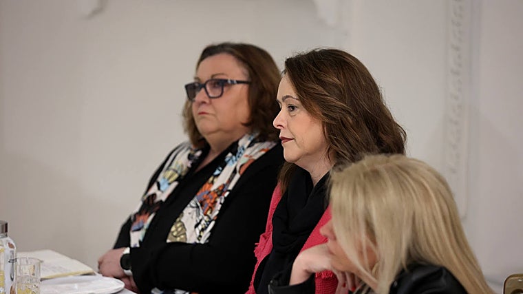 La vicedecana del Colegio de Abogados Concepción Ortega junto a la LAJ María Dolores