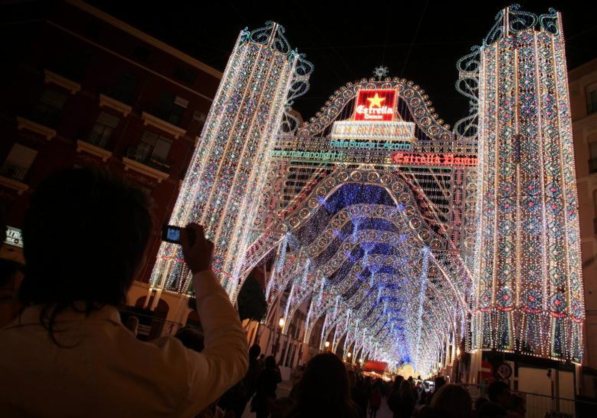 Imagen de archivo de una calle iluminada en Ruzafa por Fallas