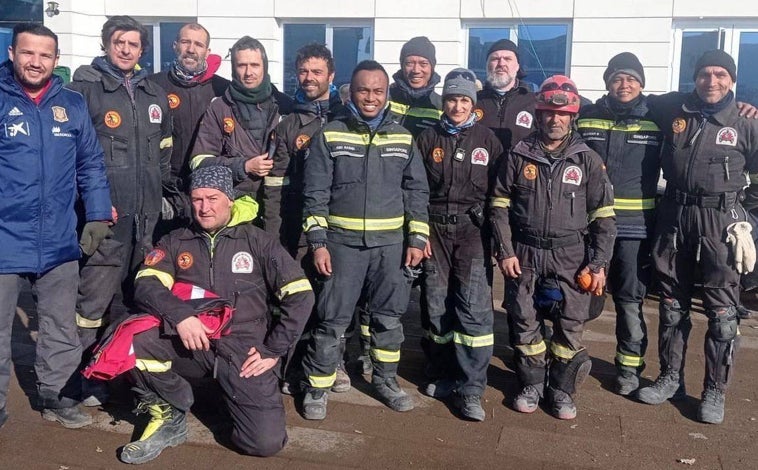 Imagen principal - María está asociada a Bomberos sin Fronteras, organización con la que ha estado en Nepal (foto 1 con el grupo), Líbano, Turquía, el volcán de La Palma (fotos 2 y 3) o el terremoto de Marruecos. 