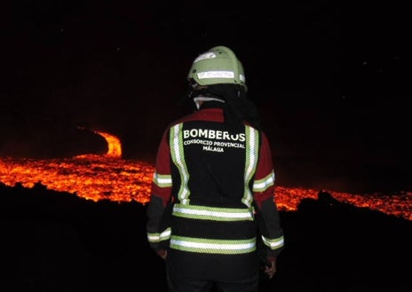 Imagen secundaria 1 - María está asociada a Bomberos sin Fronteras, organización con la que ha estado en Nepal (foto 1 con el grupo), Líbano, Turquía, el volcán de La Palma (fotos 2 y 3) o el terremoto de Marruecos. 