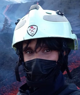 Imagen secundaria 2 - María está asociada a Bomberos sin Fronteras, organización con la que ha estado en Nepal (foto 1 con el grupo), Líbano, Turquía, el volcán de La Palma (fotos 2 y 3) o el terremoto de Marruecos. 