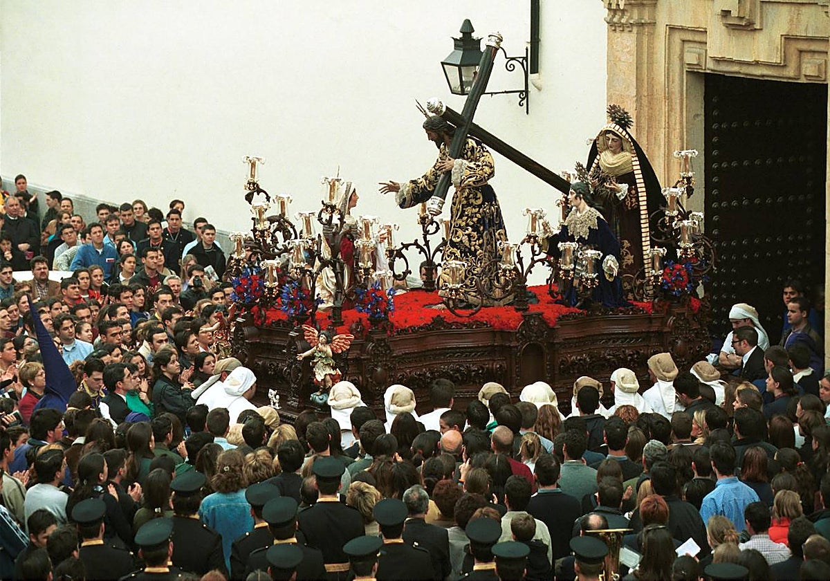 El Señor de la Santa Faz sale de la Trinidad por la puerta de la calle Lope de Hoces, el Martes Santo de 2000