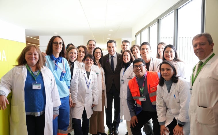 Imagen principal - El presidente de la Junta de Andalucía, Juanma Moreno, no ha pasado desapercibido por el nuevo centro de salud de Montoro. Fotos de recuerdo y saludos con todos losi ntegrantes de la plantilla del nuevo equipamiento sanitario así como con algunos enfermos en consulta. El nuevo centro de salud es una reivindicación histórica del Alto Guadalquivir.