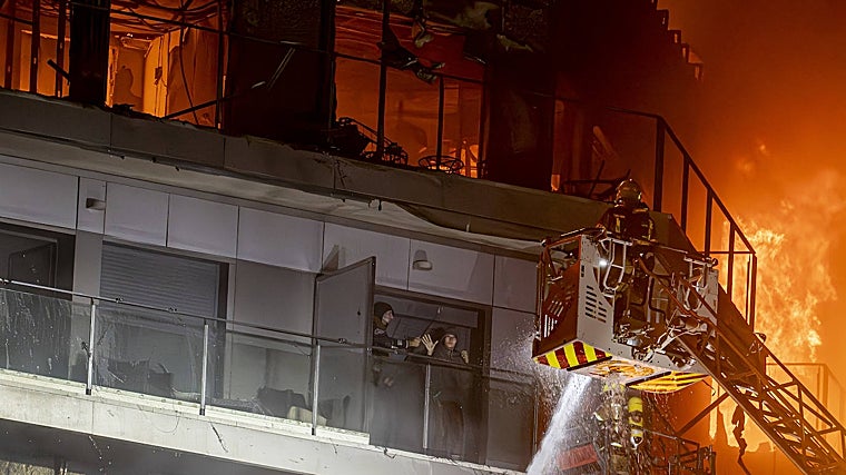 Imagen del rescate de dos de las víctimas del incendio de Campanar