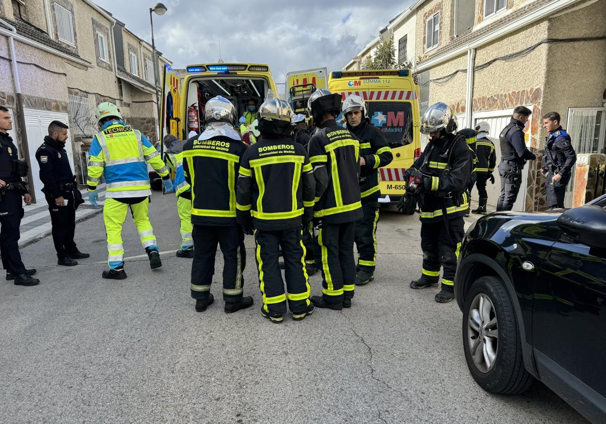 Bomberos de la Comunidad de Madrid, en la calle Sierra de Cazorla, en Getafe