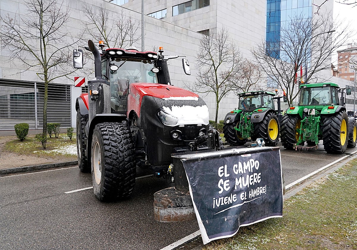 Tractores concentrados en la Consejería de Agricultura en Valladolid