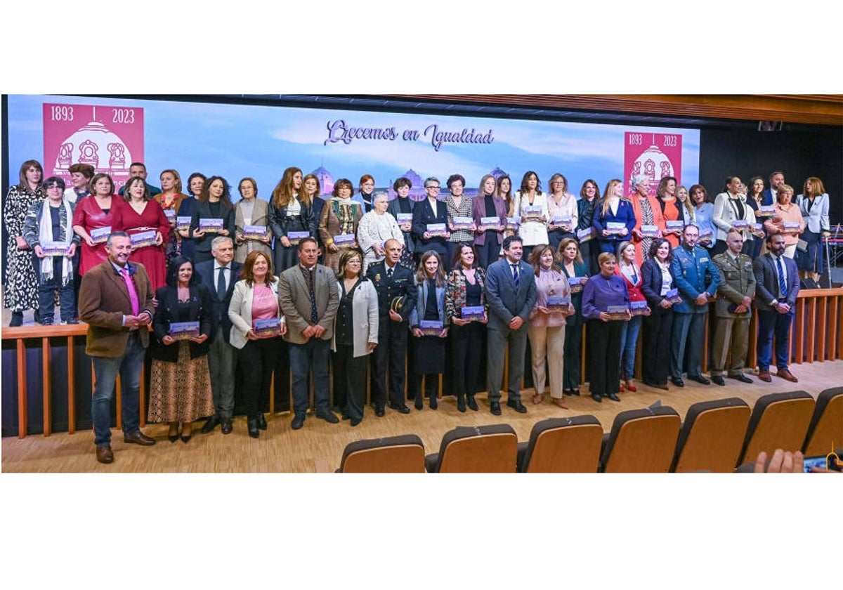 Foto de familia de las mujeres homenajeadas con las autoridades y responsables de la Diputación de Ciudad Real