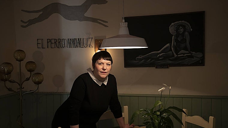 Maribel Ruiz posa ante las letras de El Perro Andaluz