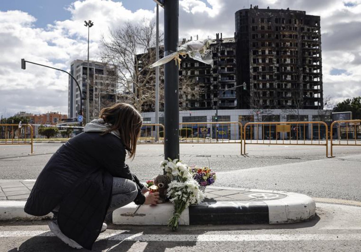 Imagen de archivo tomada frente al edificio incendiado en Campanar