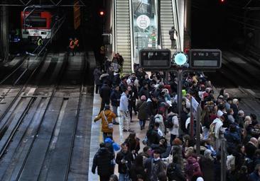 Retrasos y caos en la entrada sur de Atocha por una incidencia causada por las obras