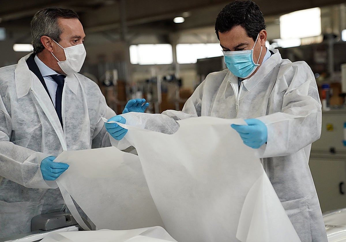 El presidente de la Junta de Andalucía, Juanma Moreno, durante una visita en abril de 2020 a la empresa de mascarillas Diseños NT, en Alcalá la Real (Jaén)