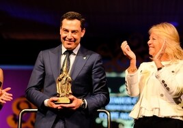 Juanma Moreno, nombrado 'Nazareno del Año de Honor' en los Premios Cofrades de Marbella