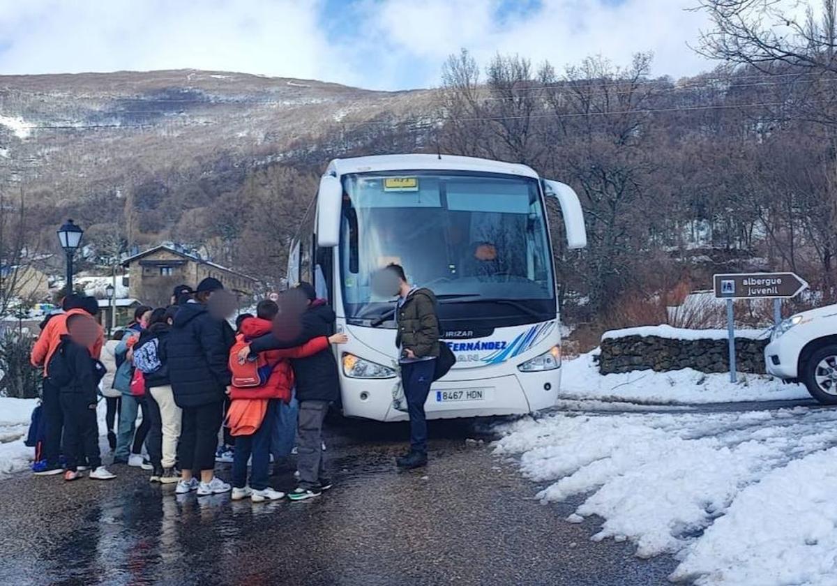 La Guardia Civil ayuda a un grupo de escolares en San Martín de Castañeda (Zamora), porque el autobús que iba a buscarles no pudo llegar por la nieve