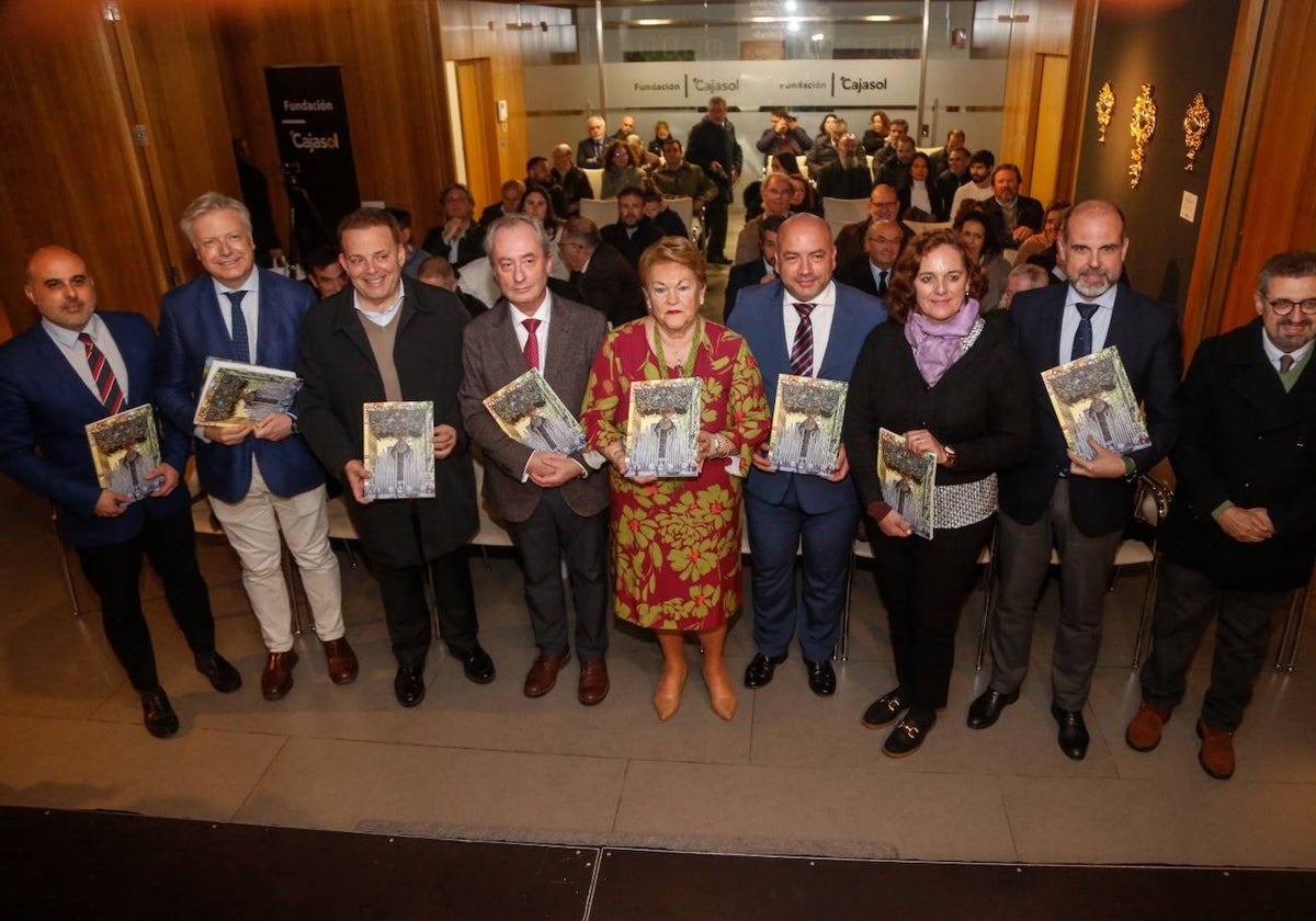 Participantes y asistentes a la presentación de la revista 'Córdoba Cofrade', el viernes en la Fundación Cajasol