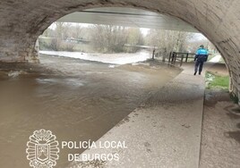 Cortan el acceso peatonal al Puente de Capiscol en Burgos por riesgo de desbordamiento del río Arlanzón