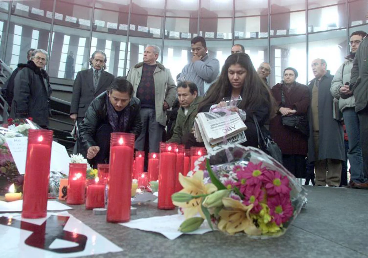 Muestra de condolencias el día después del atentado de la estación de trenes de Atocha, en Madrid, 11 de Marzo de 2004