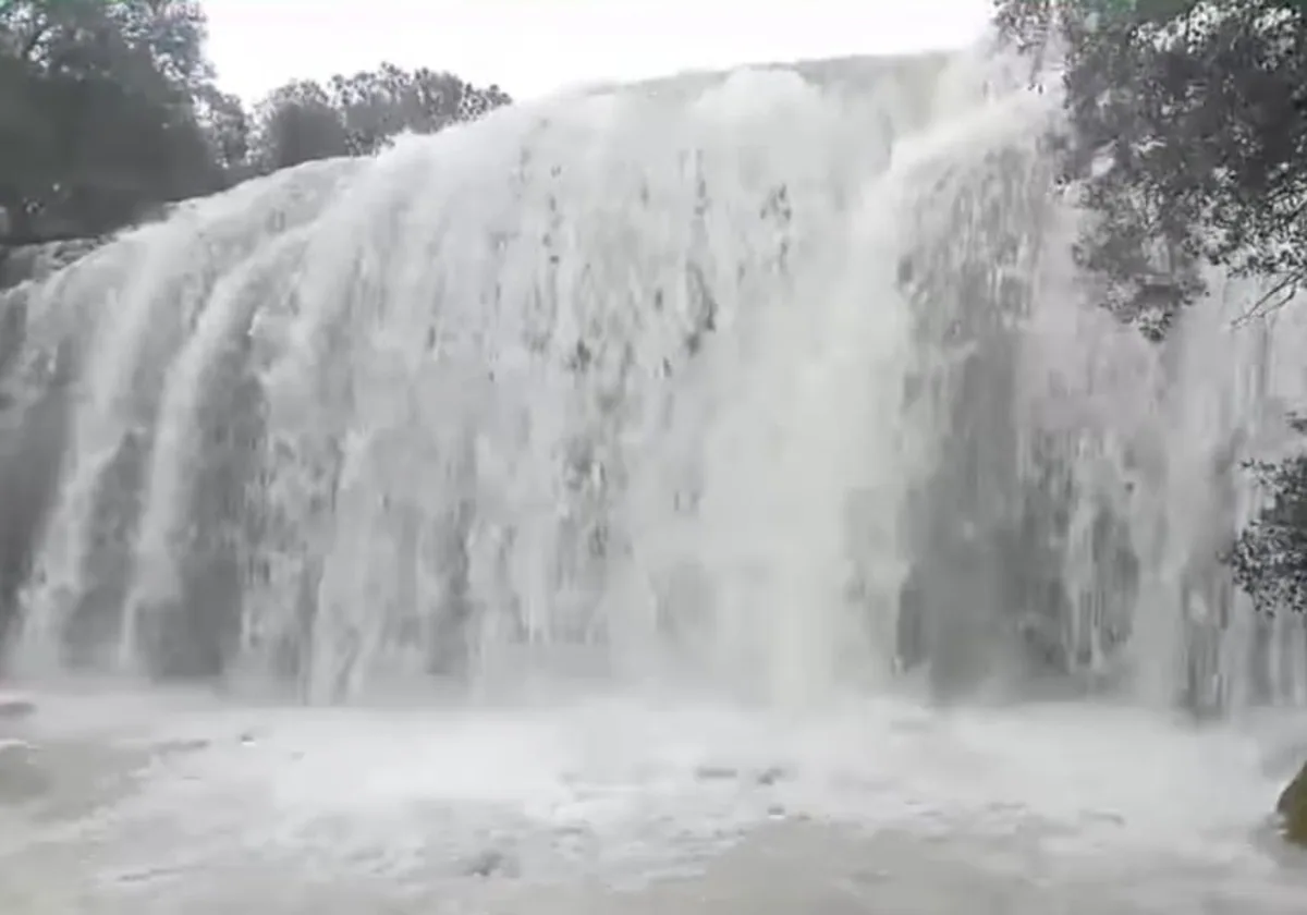 La cascada del paraje de Las Chorreras este sábado tras las últimas lluvias en Cabra