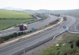 Andalucía intenta poner a punto su red de carreteras: 250 millones para pavimentos, señalización y mejoras de seguridad