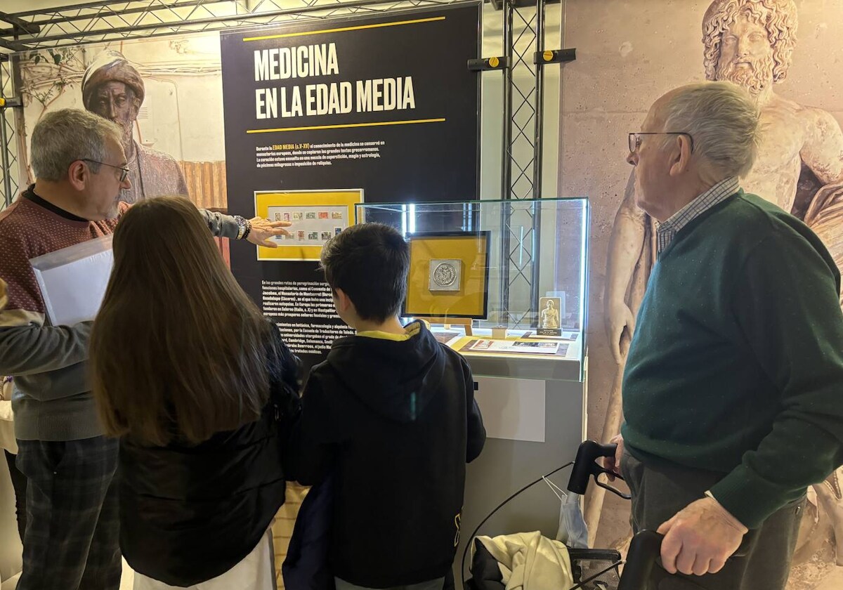 Eustaquio con sus nietos, ayer en la exposición 'Filatelia y salud' del Museo de la Ciencia de Valladolid