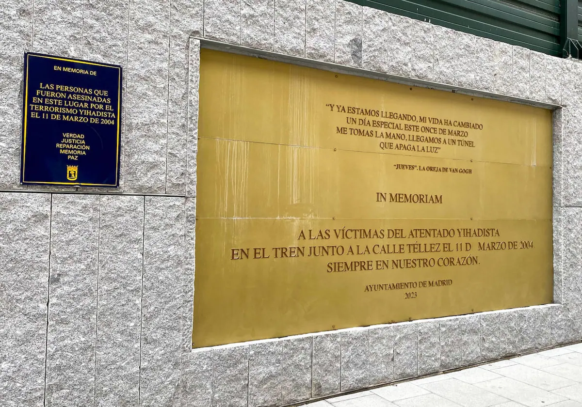 Placa en recuerdo de las víctimas del 11M de calle Téllez, en Madrid