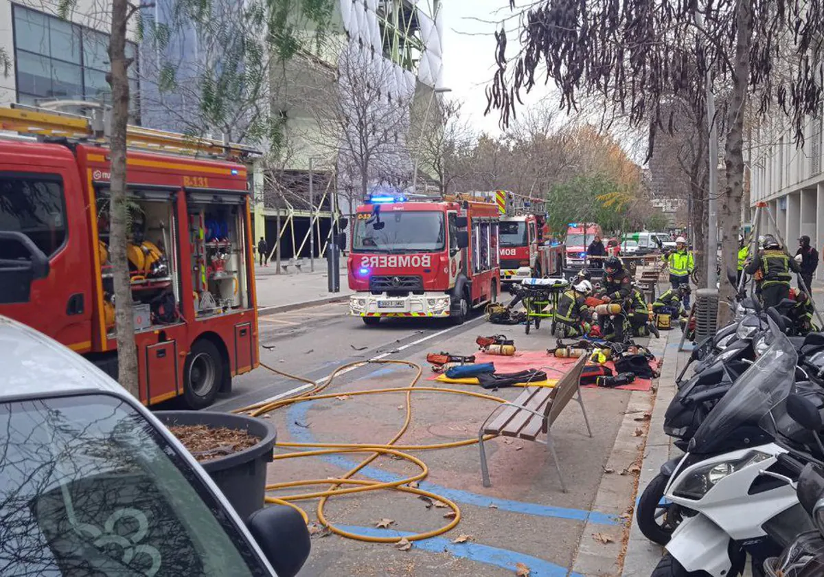 Efectivos de bomberos durante la extinción de un incendio en Barcelona