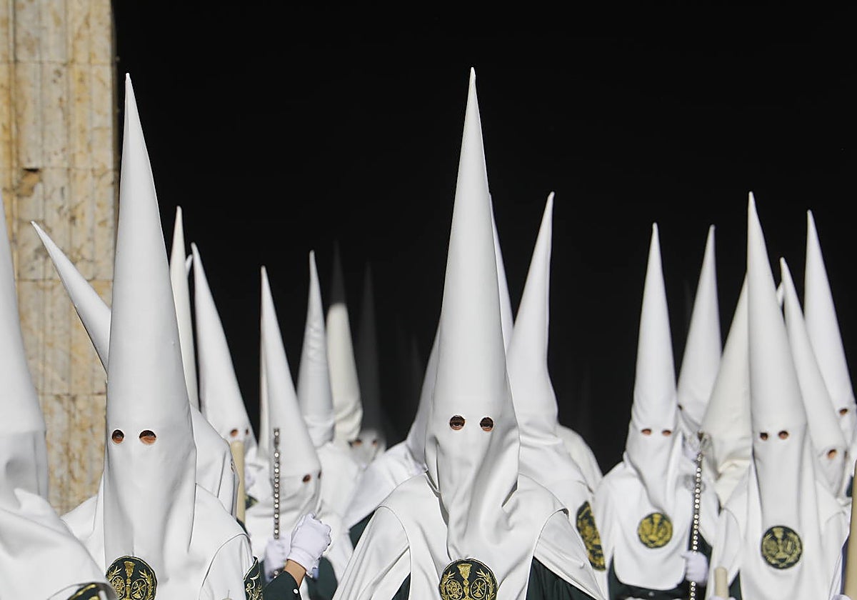 Nazarenos de la hermandad del Huerto, al salir de San Francisco el Domingo de Ramos