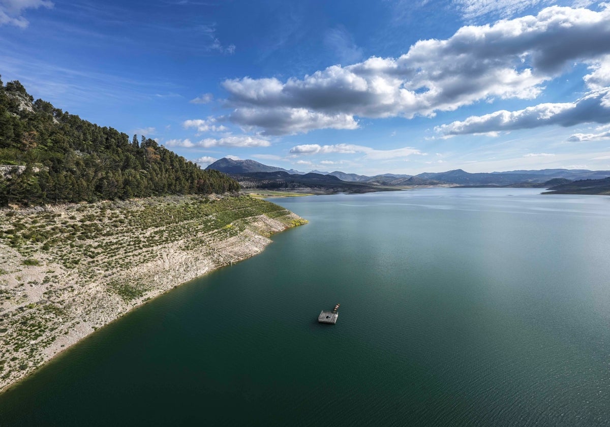 Panorámica del embalse de Iznájar, el mayor de Andalucía
