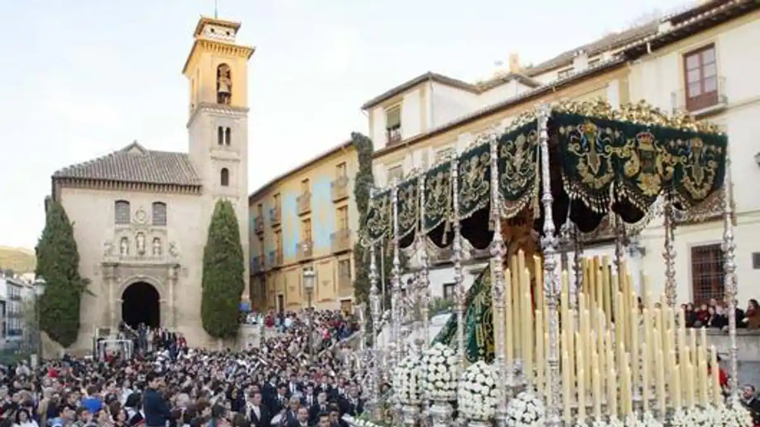 La Virgen de la Esperanza, tras salir de la iglesia de Santa Ana