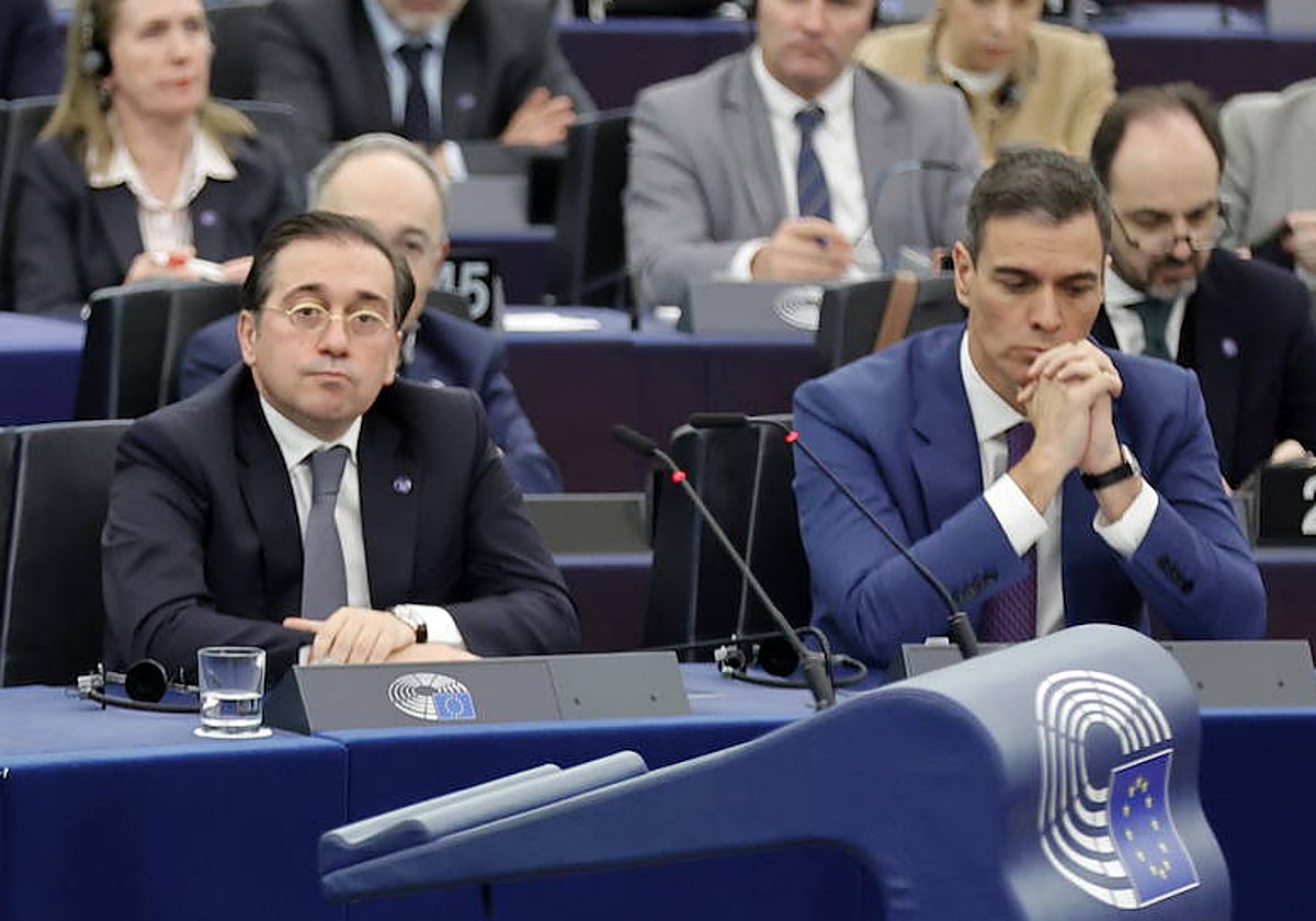 El ministro de Exteriores, José Manuel Albares, y el presidente del Gobierno, Pedro Sánchez