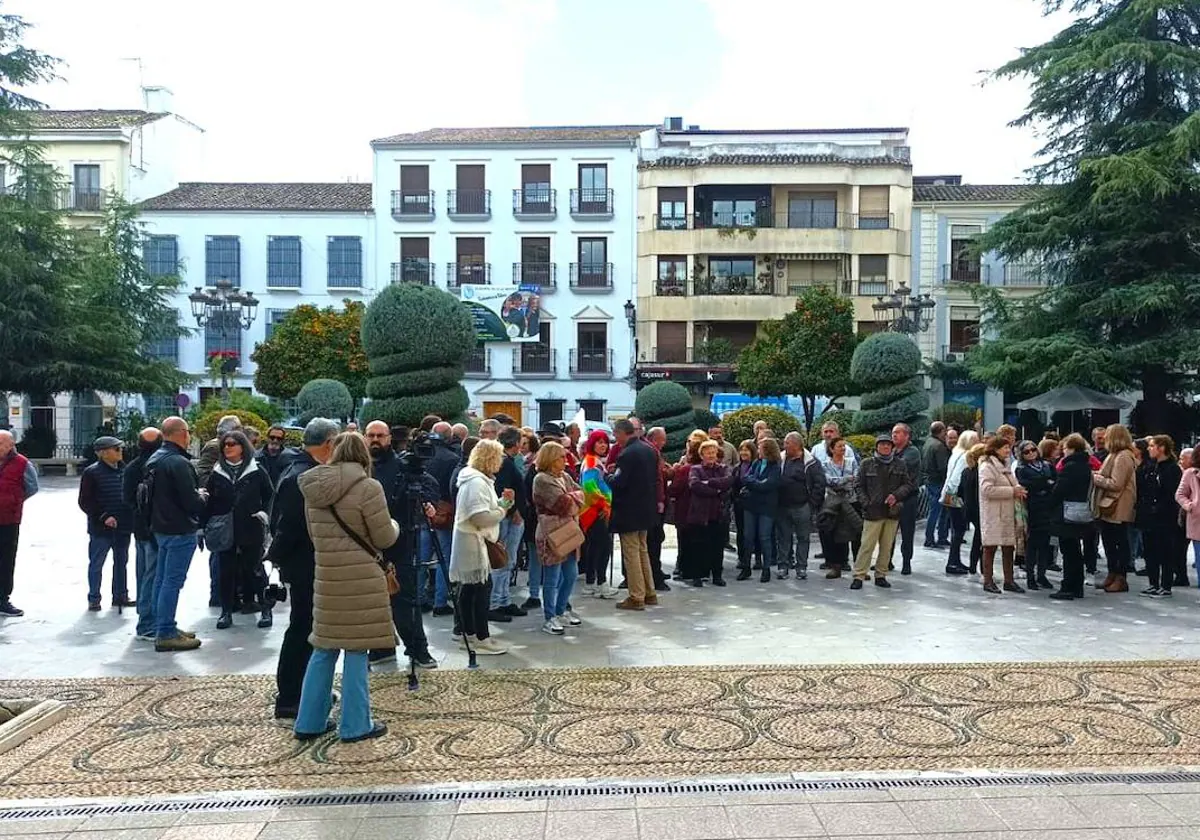 Concentración de vecinos de Zamoranos y Las Lagunillas por el cese de sus alcaldes pedáneos