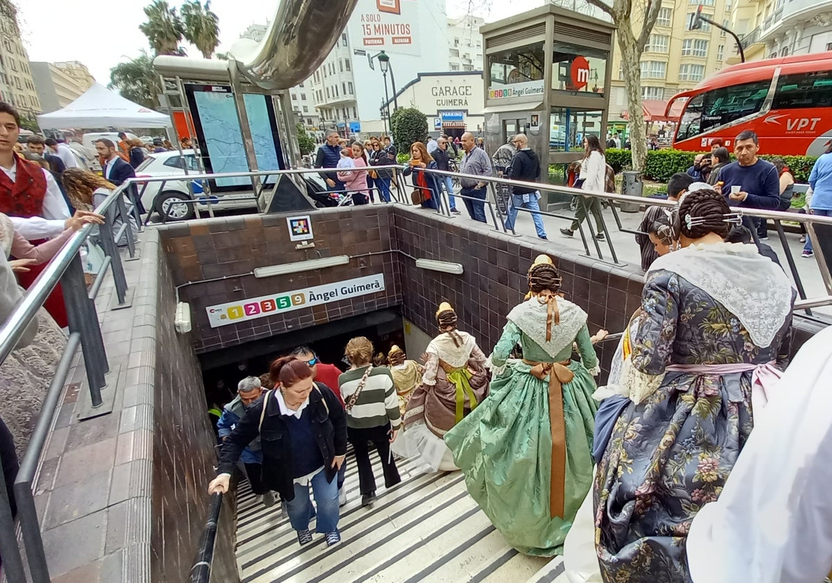 Imagen de falleros accediendo a una estación de Metrovalencia