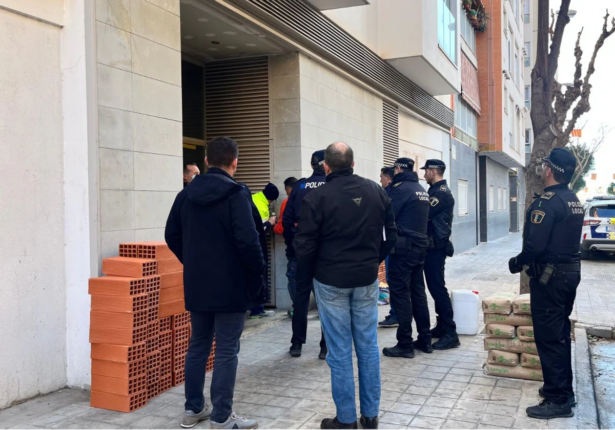 Imagen del desalojo de doce okupas en Manises (Valencia)