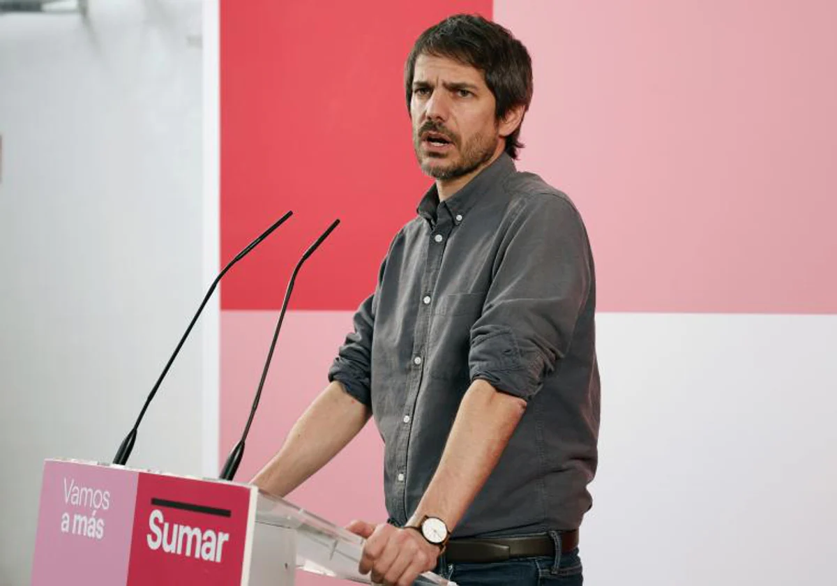 El portavoz de Sumar, Ernest Urtasun, durante la rueda de prensa que ofrece este lunes en Madrid