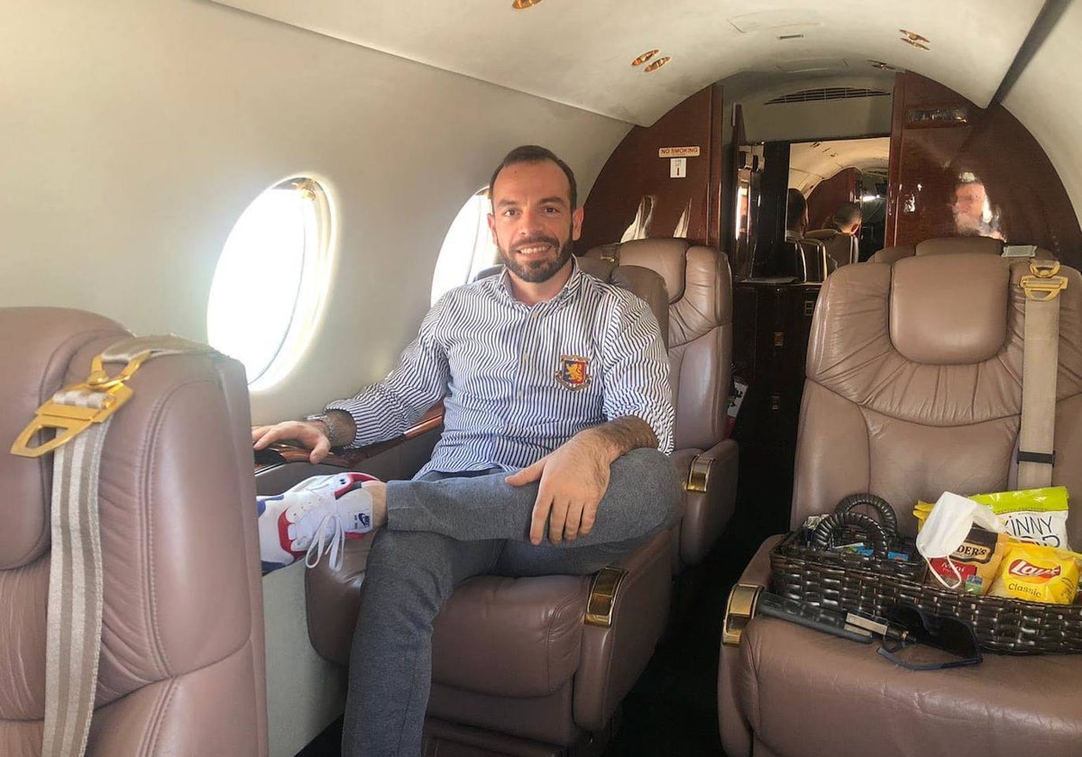Alfredo Díez, sentado en el asiento de un avión, en una imagen de hace tres años