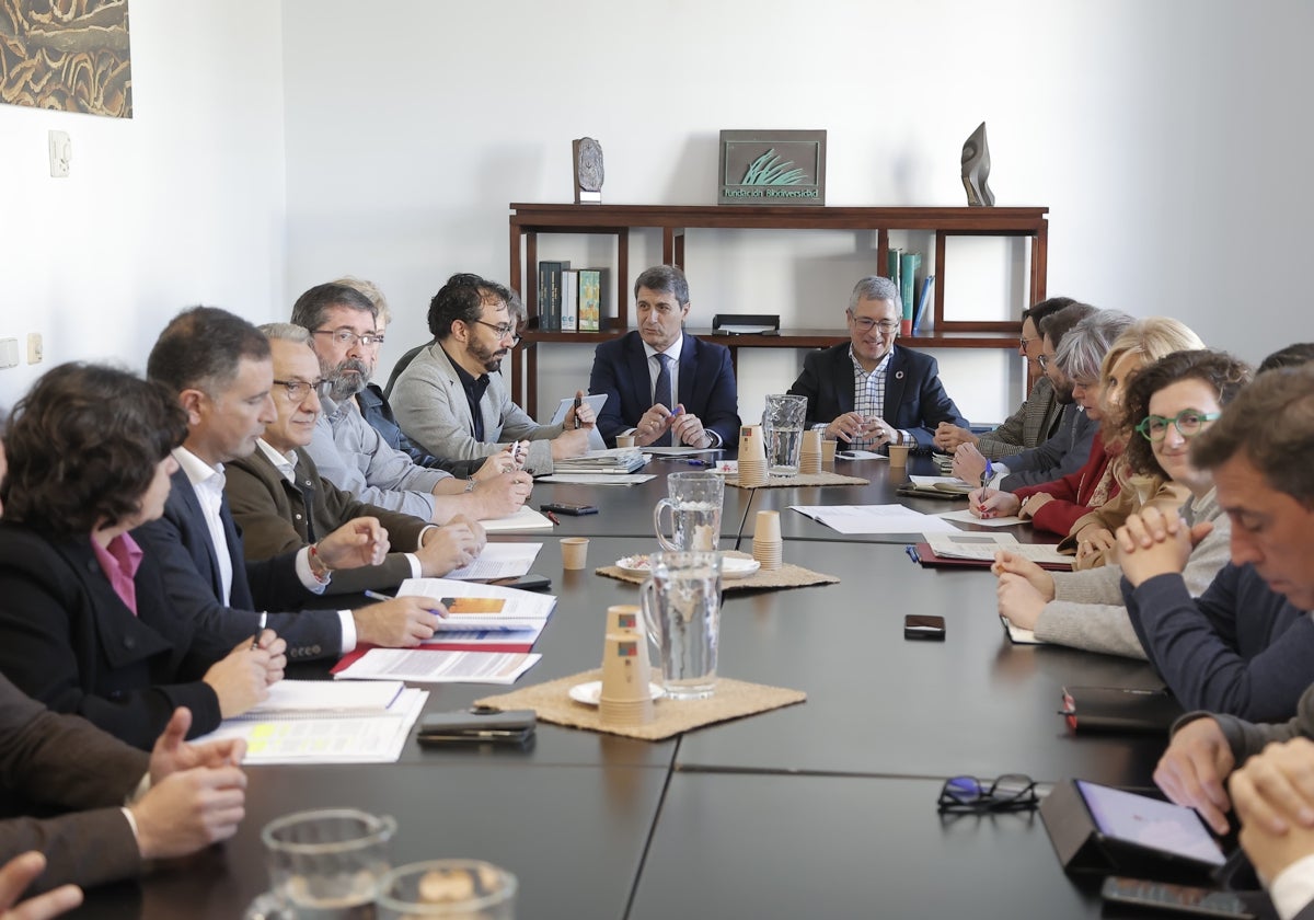 El secretario de Estado Hugo Morán y el delegado del Gobierno, Pedro Fernández, durante la reunión