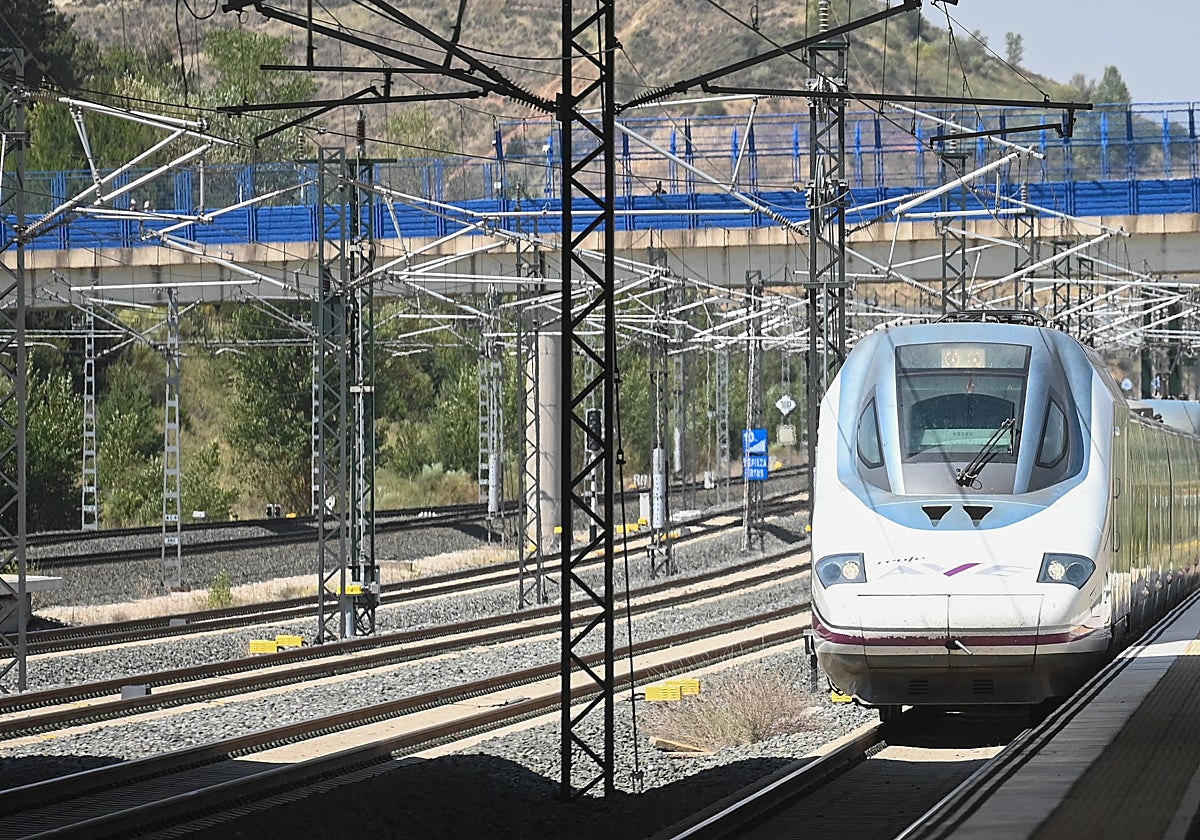 Imagen de archivo de un tren de alta velocidad