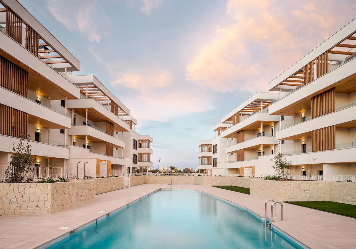 Imagen de los dos edificios de la promoción en madera Fioresta de AEDAS Homes en San Juan de Alicante