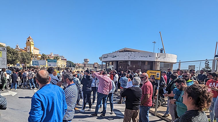 Los agricultores durante la protesta en el Puerto de Almería.