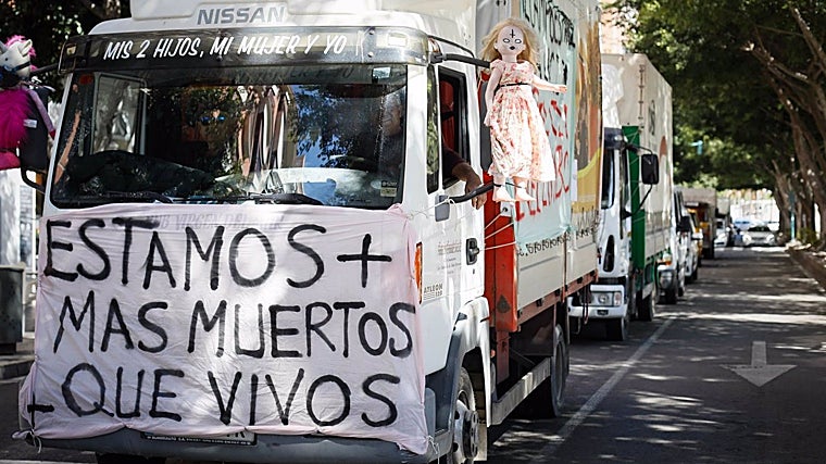 Caravana de vehículos agrícolas en Almería capital.