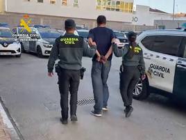 Dejan dos veces en libertad a un hombre tras atracar varios locales, huir en coches robados y escalar hasta una casa en Torrevieja
