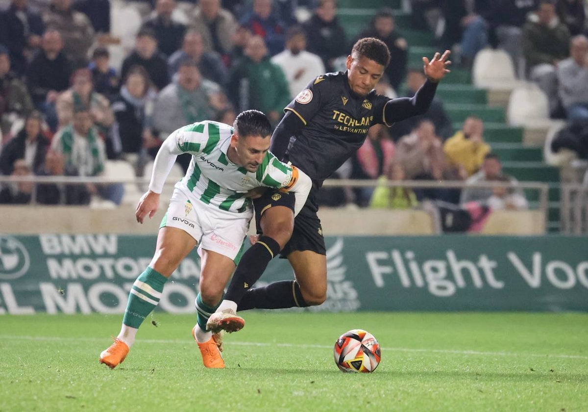 Kike Márquez disputa el balón ante un rival del Castellón en El Arcángel